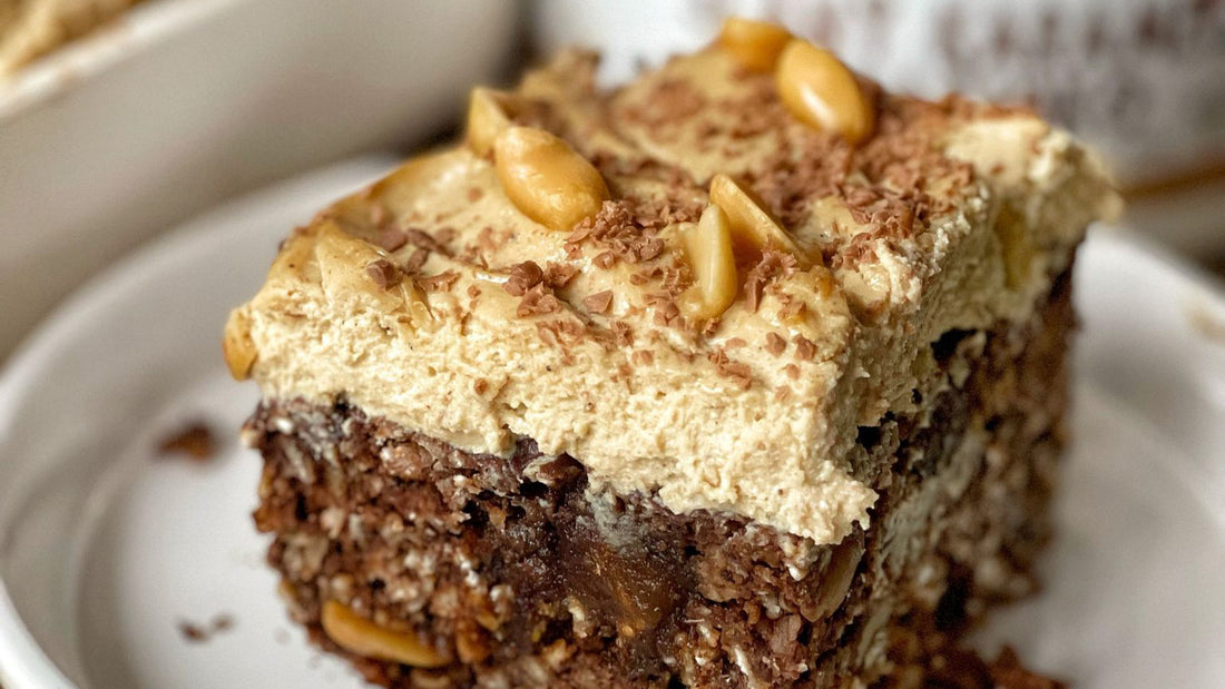 Zdravý fit koláč plný bielkovín recept snickers arašidy